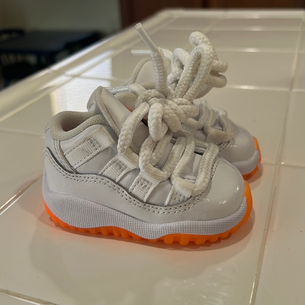 Air Jordan 11 Retro Low NEW